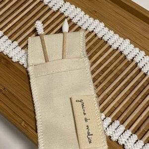 DUO COTON-TIGE ET APPLICATEUR BEAUTÉ RÉUTILISABLES AVEC ÉTUI EN COTON BIO – Image 4